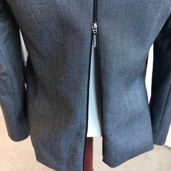 Elie Tahari Blazer with adjustable back zipper - Picture 3 of 9